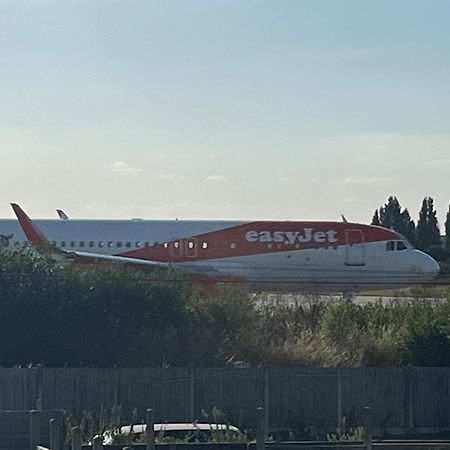 Southend Airport Bed & Breakfast Рокфорд Екстер'єр фото