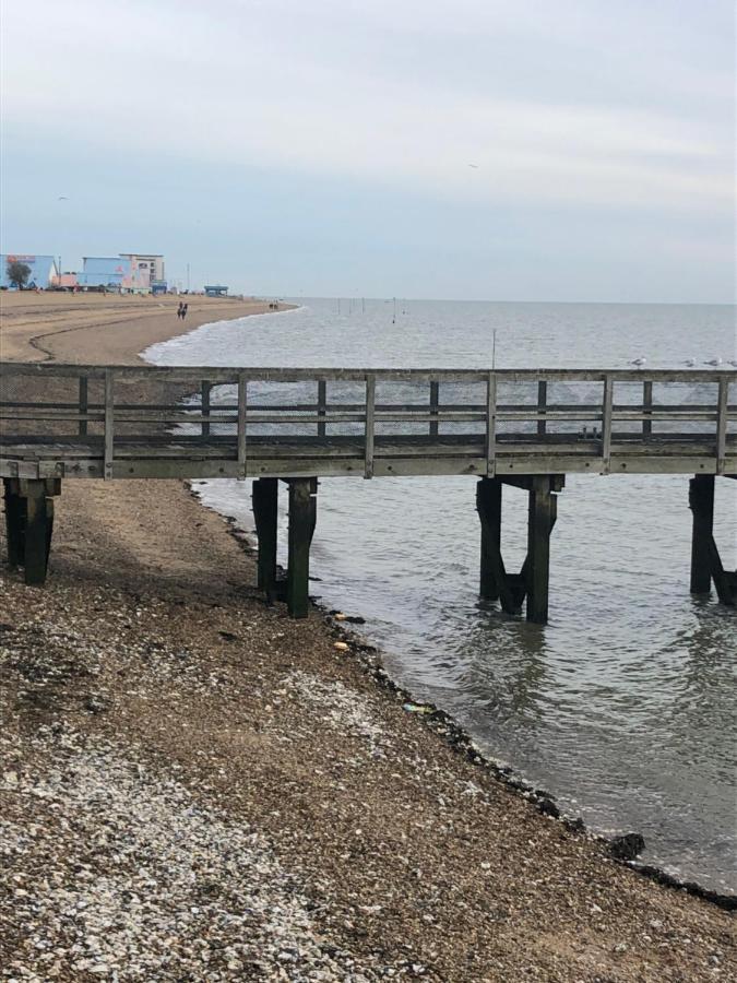 Southend Airport Bed & Breakfast Рокфорд Екстер'єр фото