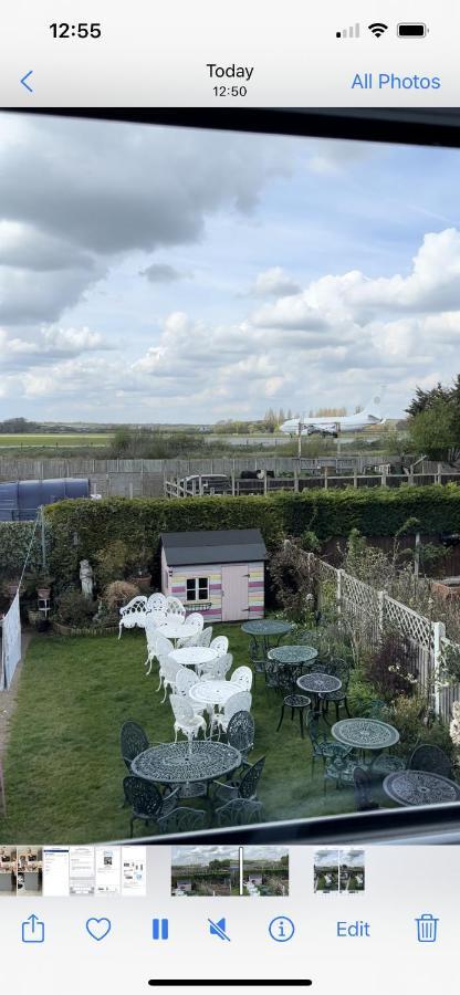 Southend Airport Bed & Breakfast Рокфорд Екстер'єр фото
